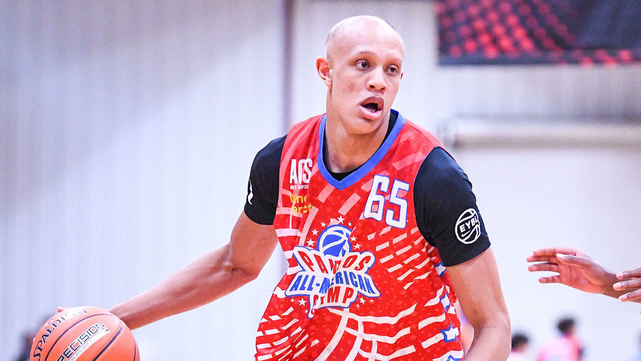 LAS VEGAS, NV - JUNE 07: Jordan Walsh drives to the basket during the Pangos All-American Camp on June 7, 2021 at the Tarkanian Basketball Academy in Las Vegas, NV.