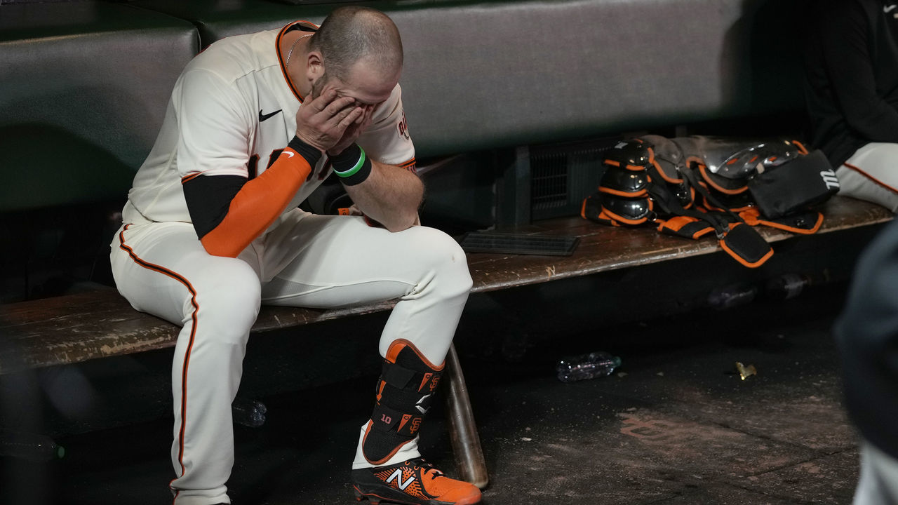 SAN FRANCISCO, CALIFORNIA - OCTOBER 14: Evan Longoria #10 of the San Francisco Giants reacts after losing to the Los Angeles Dodgers 2-1 in game 5 of the National League Division Series at Oracle Park on October 14, 2021 in San Francisco, California.