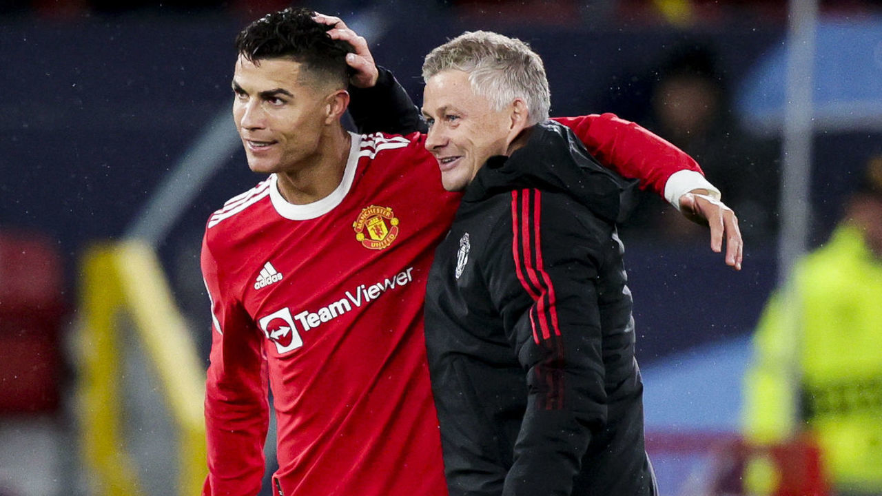 MANCHESTER, UNITED KINGDOM - SEPTEMBER 29: (L-R) Cristiano Ronaldo of Manchester United, coach Ole Gunnar Solskjaer of Manchester United during the UEFA Champions League match between Manchester United v Villarreal at the Old Trafford on September 29, 2021 in Manchester United Kingdom