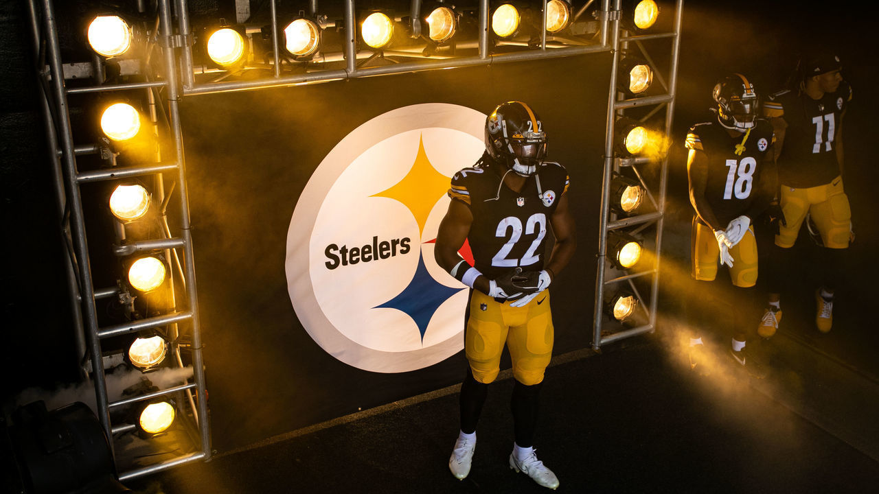 PITTSBURGH, PA - OCTOBER 10: Pittsburgh Steelers running back Najee Harris (22) looks on during the game against the Denver Broncos and the Pittsburgh Steelers on October 10, 2021 at Heinz Field in Pittsburgh, PA.