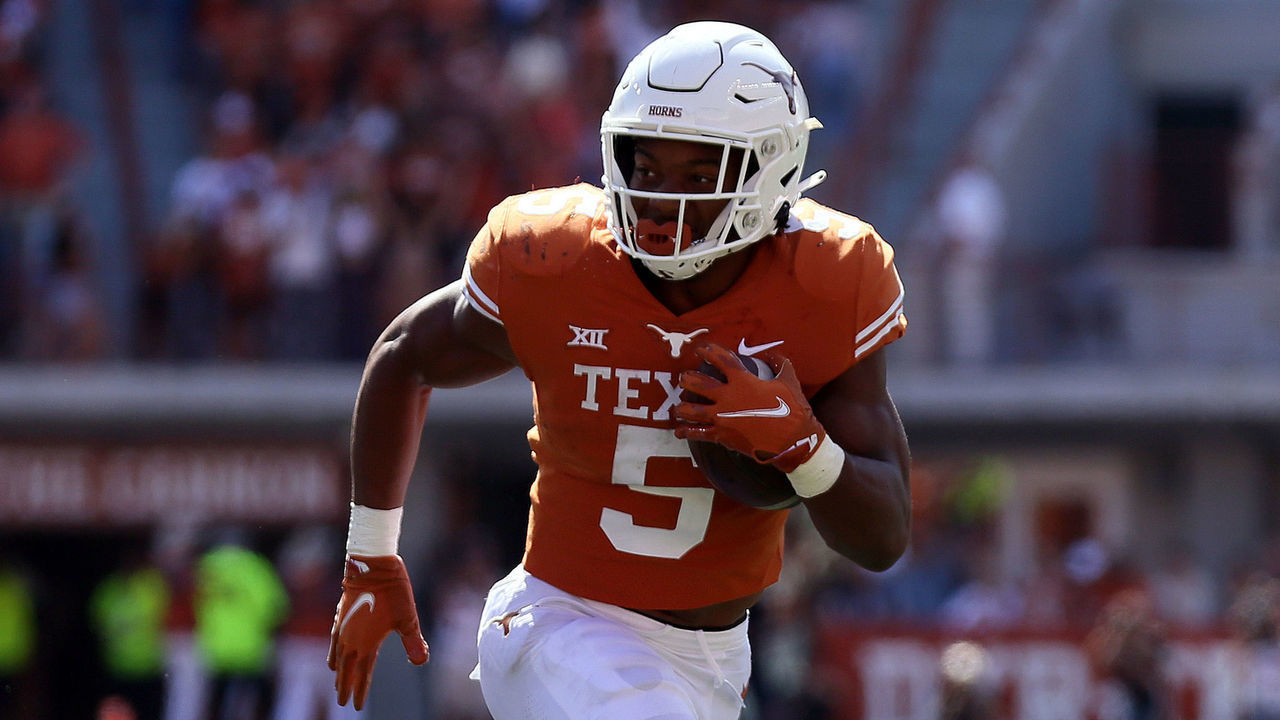 OCTOBER 16: University of Texas Long Horns running back Bijan Robinson (5) runs the ball during the game against the Oklahoma State Cowboys on October 16, 2021, at Darrell K Royal - Texas Memorial Stadium in Austin, TX.