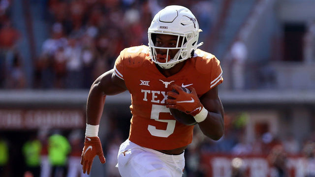 OCTOBER 16: University of Texas Long Horns running back Bijan Robinson (5) runs the ball during the game against the Oklahoma State Cowboys on October 16, 2021, at Darrell K Royal - Texas Memorial Stadium in Austin, TX.