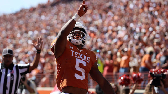 OCTOBER 16: University of Texas Long Horns running back Bijan Robinson (5) scores a touchdown during the game against the Oklahoma State Cowboys on October 16, 2021, at Darrell K Royal - Texas Memorial Stadium in Austin, TX.