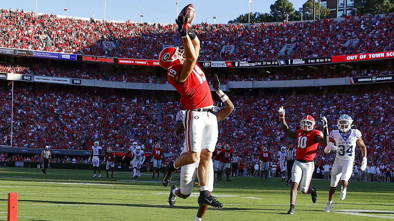 ATHENS, GA - OCTOBER 16: Brock Bowers #19 of the Georgia Bulldogs brings in the catch for a touchdown in the second half against the Kentucky Wildcats at Sanford Stadium on October 16, 2021 in Athens, Georgia.