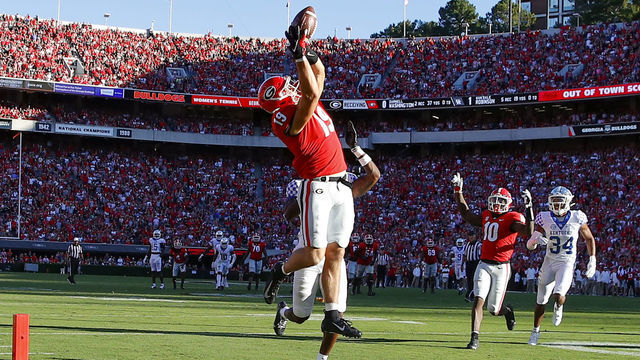 ATHENS, GA - OCTOBER 16: Brock Bowers #19 of the Georgia Bulldogs brings in the catch for a touchdown in the second half against the Kentucky Wildcats at Sanford Stadium on October 16, 2021 in Athens, Georgia.