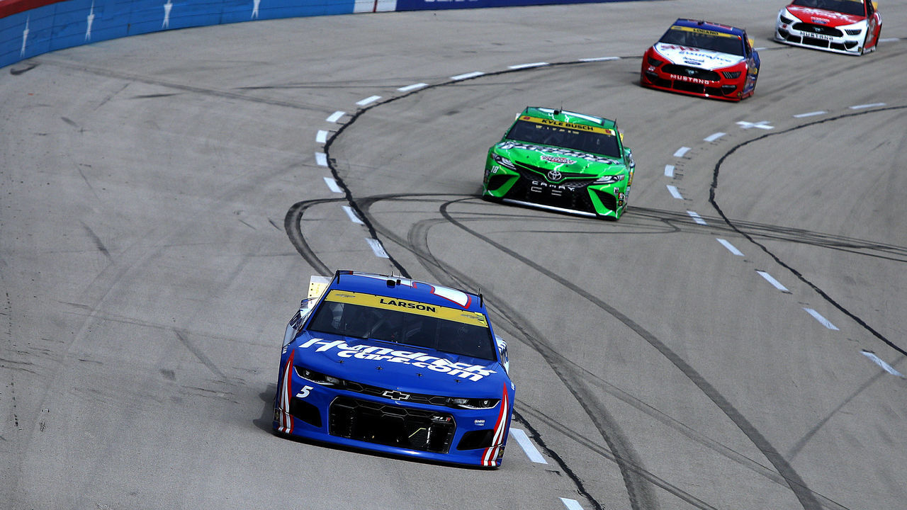 FORT WORTH, TEXAS - OCTOBER 17: Kyle Larson, driver of the #5 HendrickCars.com Chevrolet, and Kyle Busch, driver of the #18 Interstate Batteries Toyota, race during the NASCAR Cup Series Autotrader EchoPark Automotive 500 at Texas Motor Speedway on October 17, 2021 in Fort Worth, Texas.