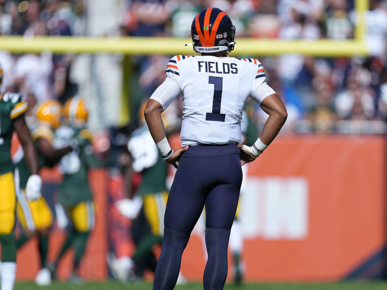 Fields' inconsistency hurts Bears in 24-14 loss to Packers