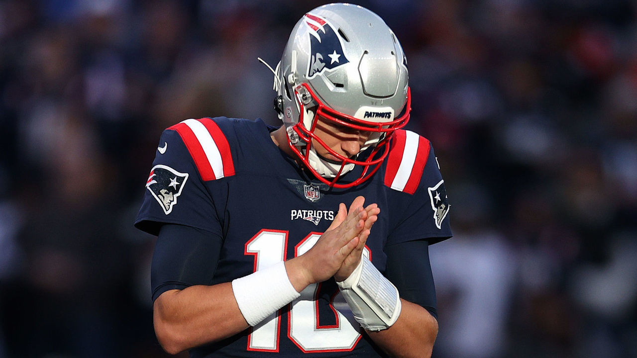 FOXBOROUGH, MASSACHUSETTS - OCTOBER 17: Mac Jones #10 of the New England Patriots prepares for a play in the first quarter against the Dallas Cowboys at Gillette Stadium on October 17, 2021 in Foxborough, Massachusetts.
