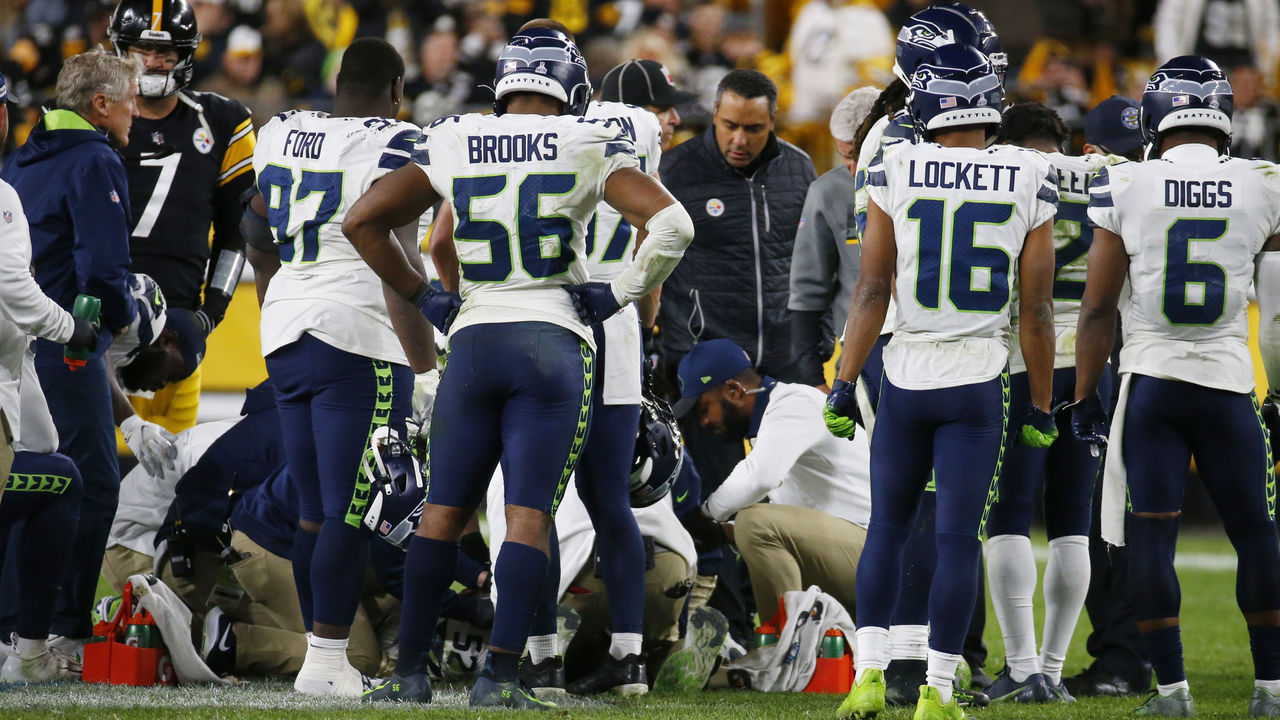 Seahawks' Darrell Taylor placed on stretcher, carted off after