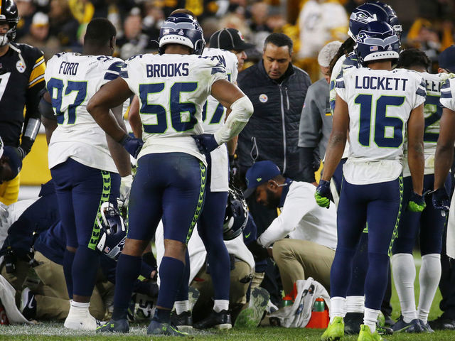 Seahawks LB Darrell Taylor leaves on stretcher with injury - Seattle Sports