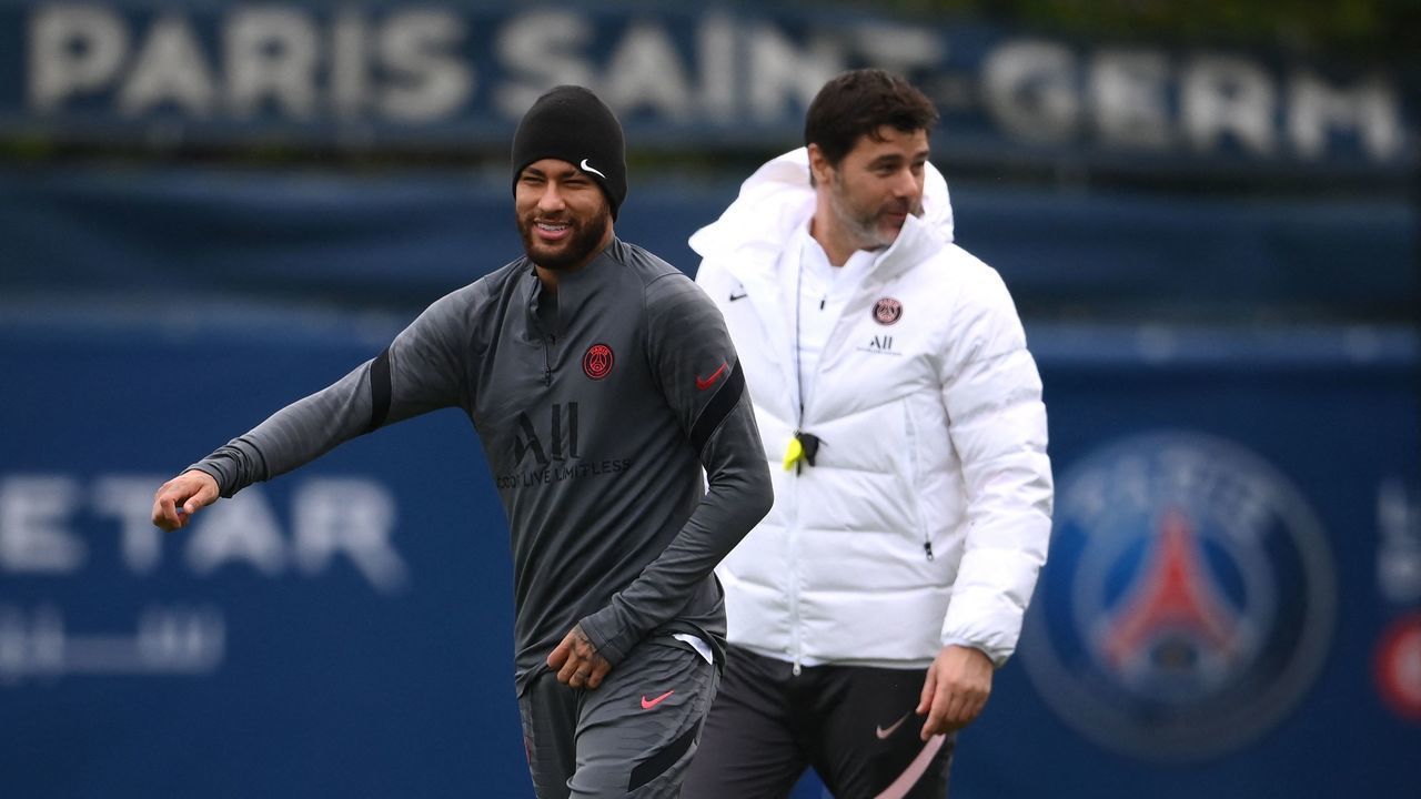 Paris Saint-Germain's Brazilian forward Neymar (L) smiles next to Paris Saint-Germain's Argentinian head coach Mauricio Pochettino during a training session at the club's Camp des Loges training ground in Saint-Germain-en-Laye, on the eve of their UEFA Champions Leage first round group A football match against RB Leipzig , on October 18, 2021.