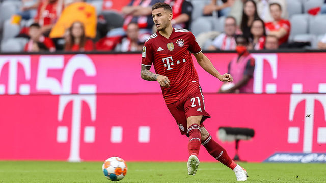 MUNICH, GERMANY - OCTOBER 03: (BILD OUT) Lucas Hernandez of Bayern Muenchen controls the ball during the Bundesliga match between FC Bayern Muenchen and Eintracht Frankfurt at Allianz Arena on October 3, 2021 in Munich, Germany.