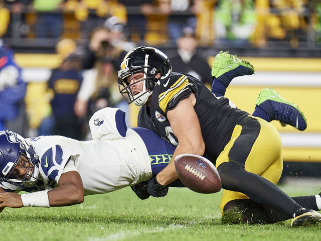 Pittsburgh Steelers linebacker T.J. Watt (90) returns a fumble by Cleveland  Browns quarterback