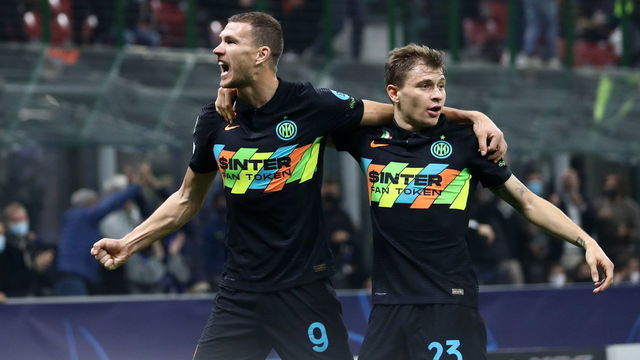MILAN, ITALY - OCTOBER 19: (BILD OUT) Edin Dzeko of FC Internazionale celebrates after scoring his team's first goal during the UEFA Champions League group D match between Inter and FC Sheriff at Giuseppe Meazza Stadium on October 19, 2021 in Milan, Italy.