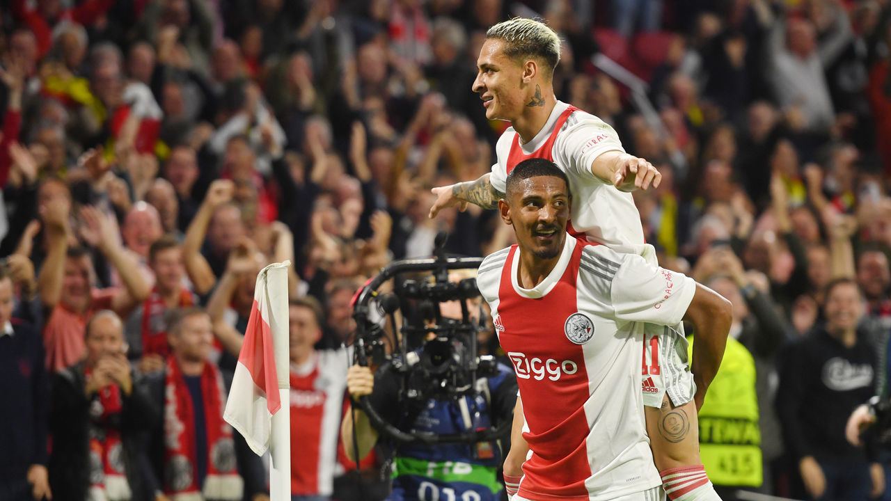 19 October 2021, Netherlands, Amsterdam: Football: Champions League, Ajax Amsterdam - Borussia Dortmund, Group stage, Group C, Matchday 3, Johann Cruyff ArenA. Amsterdam's Sébastien Haller (l) celebrates his 4-0 with Amsterdam's Antony. Photo: Bernd Thissen/dpa
