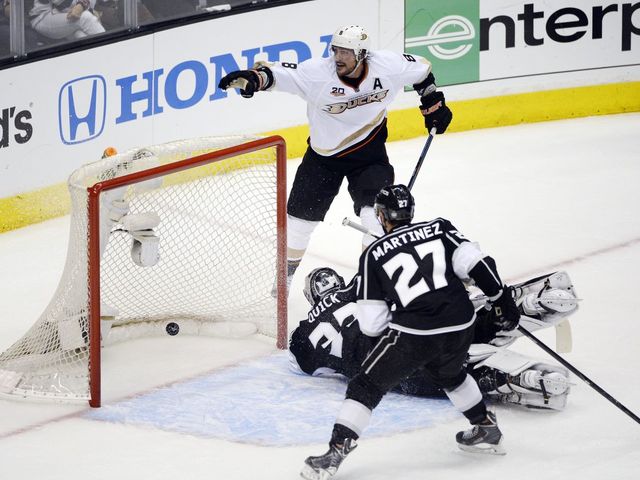 Ducks withstand late rally, defeat Kings 3-2 in Game 3