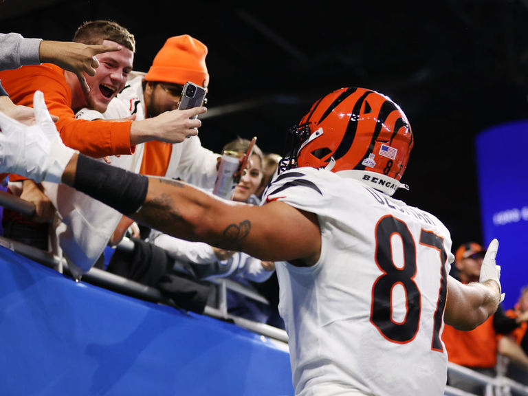 Bengals' Uzomah gifting fan phone, tickets after TD celebration mishap