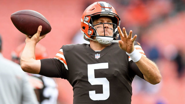 CLEVELAND, OH - OCTOBER 17: Case Keenum #5 of the Cleveland Browns warms up prior to a game against the Arizona Cardinals at FirstEnergy Stadium on October 17, 2021 in Cleveland, Ohio.