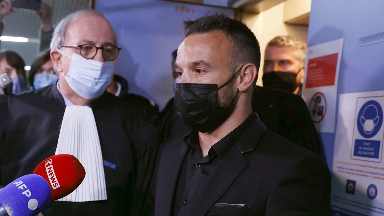 France's football player Mathieu Valbuena (R), involved in a 'sex tape case', addresses media representatives next to lawyer Paul Albert Iweins (C) inside a court at the end of the hearing in Versailles, west of Paris on October 20, 2021, on the first day of the trial involving French footballer Karim Benzema. -