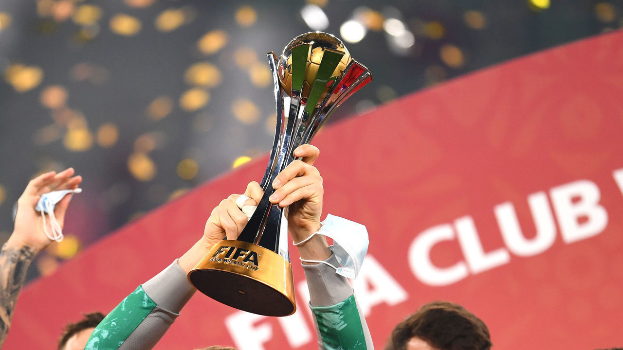 DOHA, QATAR - FEBRUARY 11: Manuel Neuer of FC Bayern Muenchen lifts the FIFA Club World Cup Qatar 2020 trophy as FC Bayern Muenchen celebrate after winning the FIFA Club World Cup Qatar 2020 Final between FC Bayern Muenchen and Tigres UANL at the Education City Stadium on February 11, 2021 in Doha, Qatar.