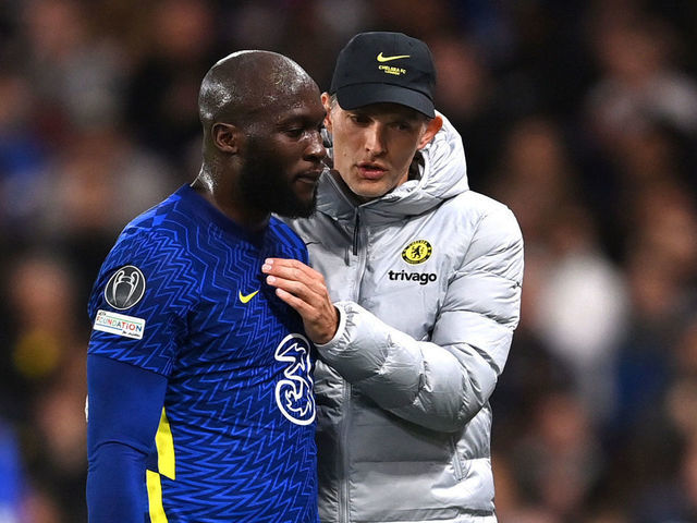 LONDON, ENGLAND - OCTOBER 20: Romelu Lukaku of Chelsea is embraced by Thomas Tuchel, Manager of Chelsea as he is substituted off during the UEFA Champions League group H match between Chelsea FC and Malmo FF at Stamford Bridge on October 20, 2021 in London, England.