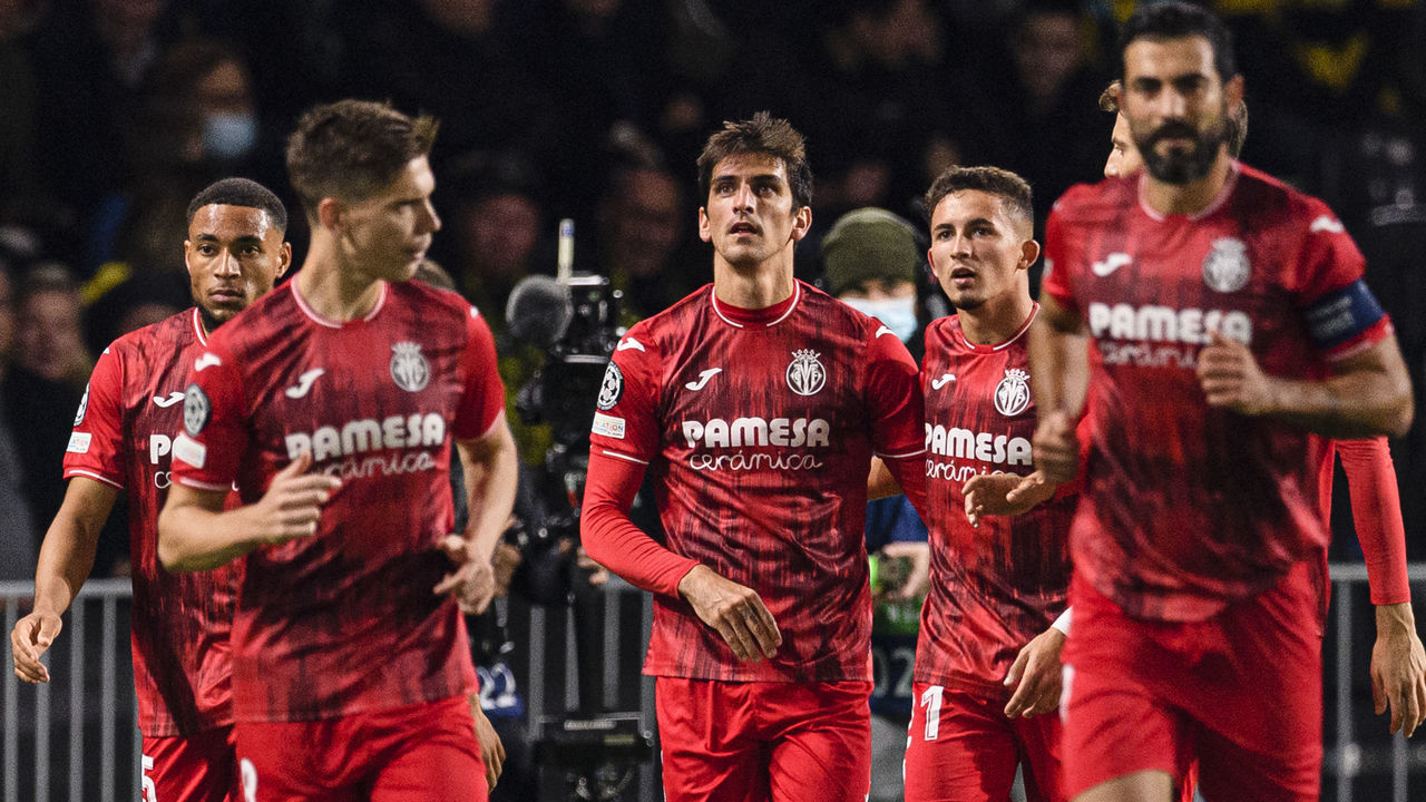 BERN, SWITZERLAND - OCTOBER 20: Gerard Moreno of Villarreal (C) celebrating his goal with his teammates during the UEFA Champions League group F match between BSC Young Boys and Villarreal CF at Stadion Wankdorf on October 20, 2021 in Bern, Switzerland.