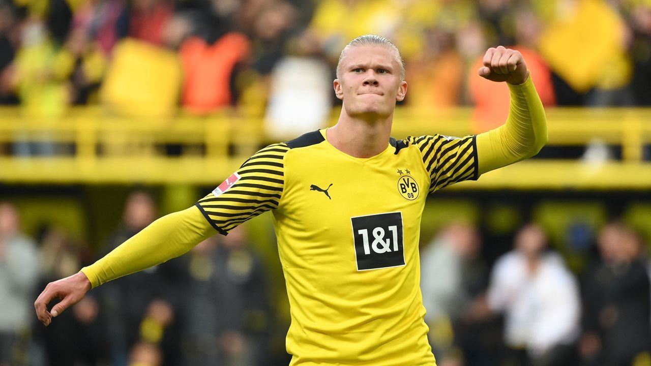 Dortmund's Norwegian forward Erling Braut Haaland celebrates scoring his team's third goal during the German first division Bundesliga football match BVB Borussia Dortmund v Mainz 05 in Dortmund, western Germany, on October 16, 2021. - DFL REGULATIONS PROHIBIT ANY USE OF PHOTOGRAPHS AS IMAGE SEQUENCES AND/OR QUASI-VIDEO