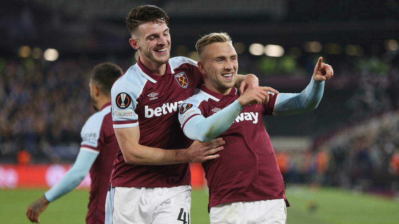 LONDON, ENGLAND - OCTOBER 21: West Ham United's Jarrod Bowen celebrates scoring his side's third goal with Declan Rice during the UEFA Europa League group H match between West Ham United and KRC Genk at Olympic Stadium on October 21, 2021 in London, United Kingdom.