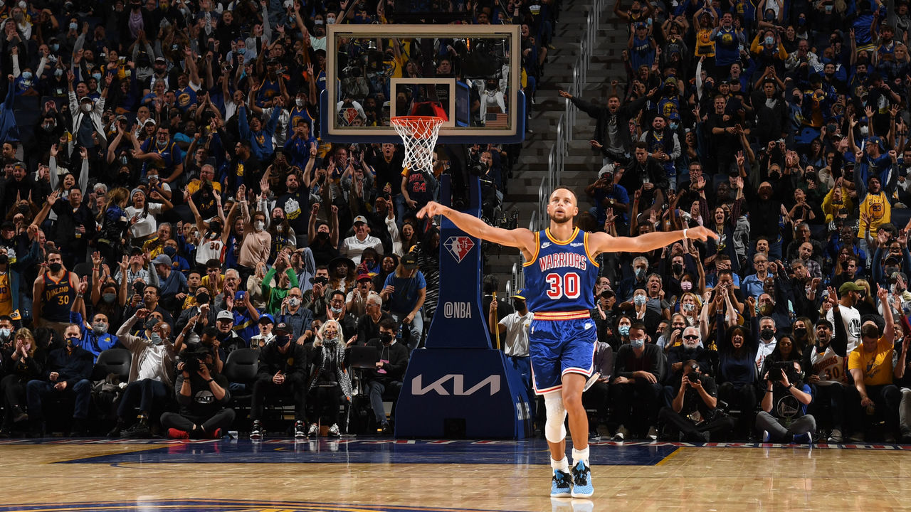 SAN FRANCISCO, CA - OCTOBER 21: Stephen Curry #30 of the Golden State Warriors celebrates during the game against the LA Clippers on October 21, 2021 at Chase Center in San Francisco, California. NOTE TO USER: User expressly acknowledges and agrees that, by downloading and or using this photograph, user is consenting to the terms and conditions of Getty Images License Agreement. Mandatory Copyright Notice: Copyright 2021 NBAE