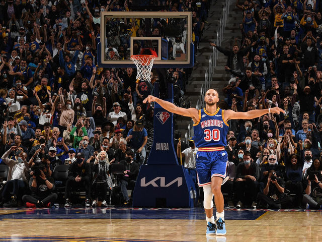 SAN FRANCISCO, CA - OCTOBER 21: Stephen Curry #30 of the Golden State Warriors celebrates during the game against the LA Clippers on October 21, 2021 at Chase Center in San Francisco, California. NOTE TO USER: User expressly acknowledges and agrees that, by downloading and or using this photograph, user is consenting to the terms and conditions of Getty Images License Agreement. Mandatory Copyright Notice: Copyright 2021 NBAE