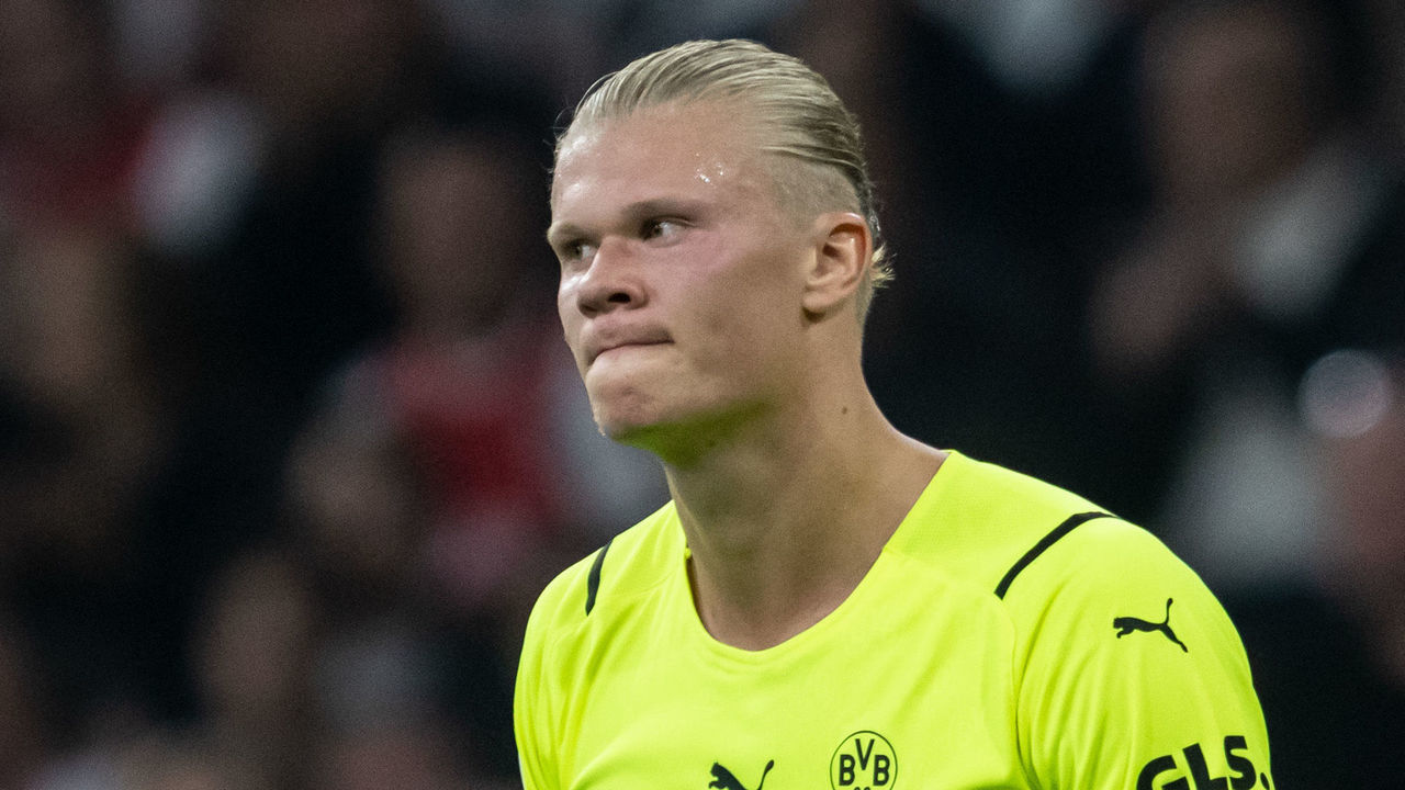 19 October 2021, Netherlands, Amsterdam: Football: Champions League, Ajax Amsterdam - Borussia Dortmund, Group stage, Group C, Matchday 3, Johann Cruyff ArenA. Dortmund's Erling Haaland reacts after missing a scoring opportunity. Photo: Bernd Thissen/dpa