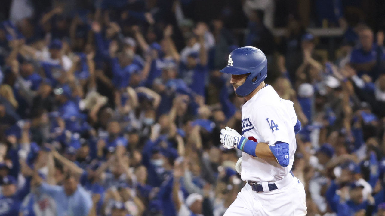Los Angeles, CA - October 21: Los Angeles Dodgers' Chris Taylor rounds the bases after a solo home run during the seventh inning in game five in the 2021 National League Championship Series against the Atlanta Braves at Dodger Stadium on Thursday, Oct. 21, 2021 in Los Angeles, CA. (Robert Gauthier / Los Angeles Times via Getty Images)