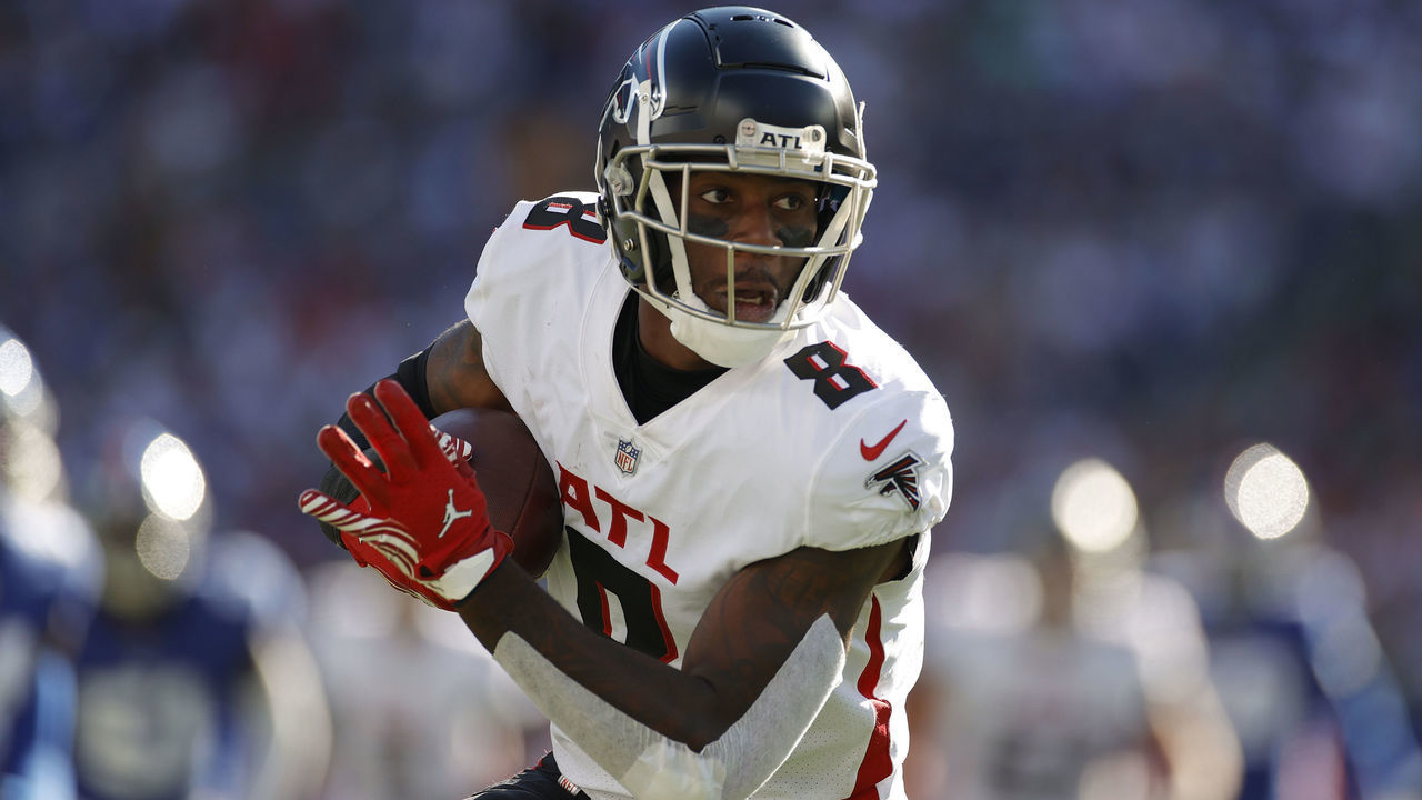 EAST RUTHERFORD, NEW JERSEY - SEPTEMBER 26: Kyle Pitts #8 of the Atlanta Falcons runs for a first down during the fourth quarter in the game against New York Giants at MetLife Stadium on September 26, 2021 in East Rutherford, New Jersey.