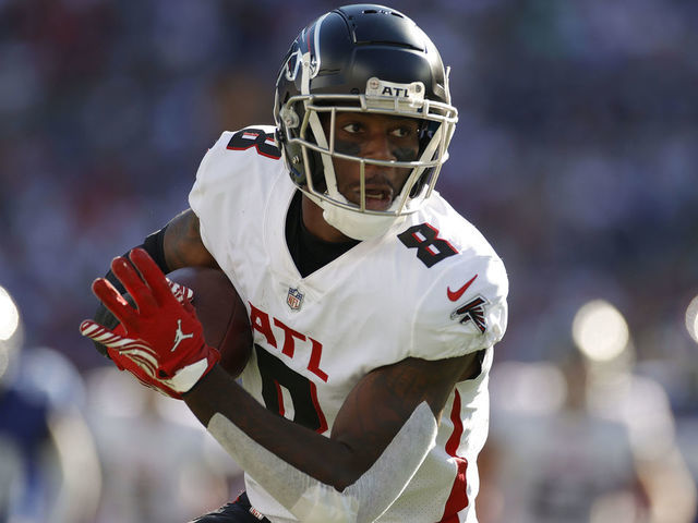 EAST RUTHERFORD, NEW JERSEY - SEPTEMBER 26: Kyle Pitts #8 of the Atlanta Falcons runs for a first down during the fourth quarter in the game against New York Giants at MetLife Stadium on September 26, 2021 in East Rutherford, New Jersey.