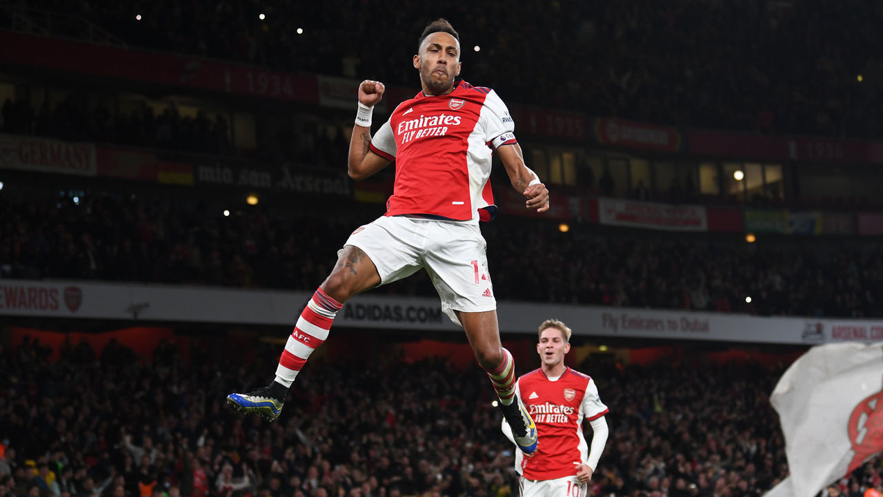 LONDON, ENGLAND - OCTOBER 22: Pierre-Emerick Aubameyang celebrates scoring Arsenal's second goal during the Premier League match between Arsenal and Aston Villa at Emirates Stadium on October 22, 2021 in London, England.