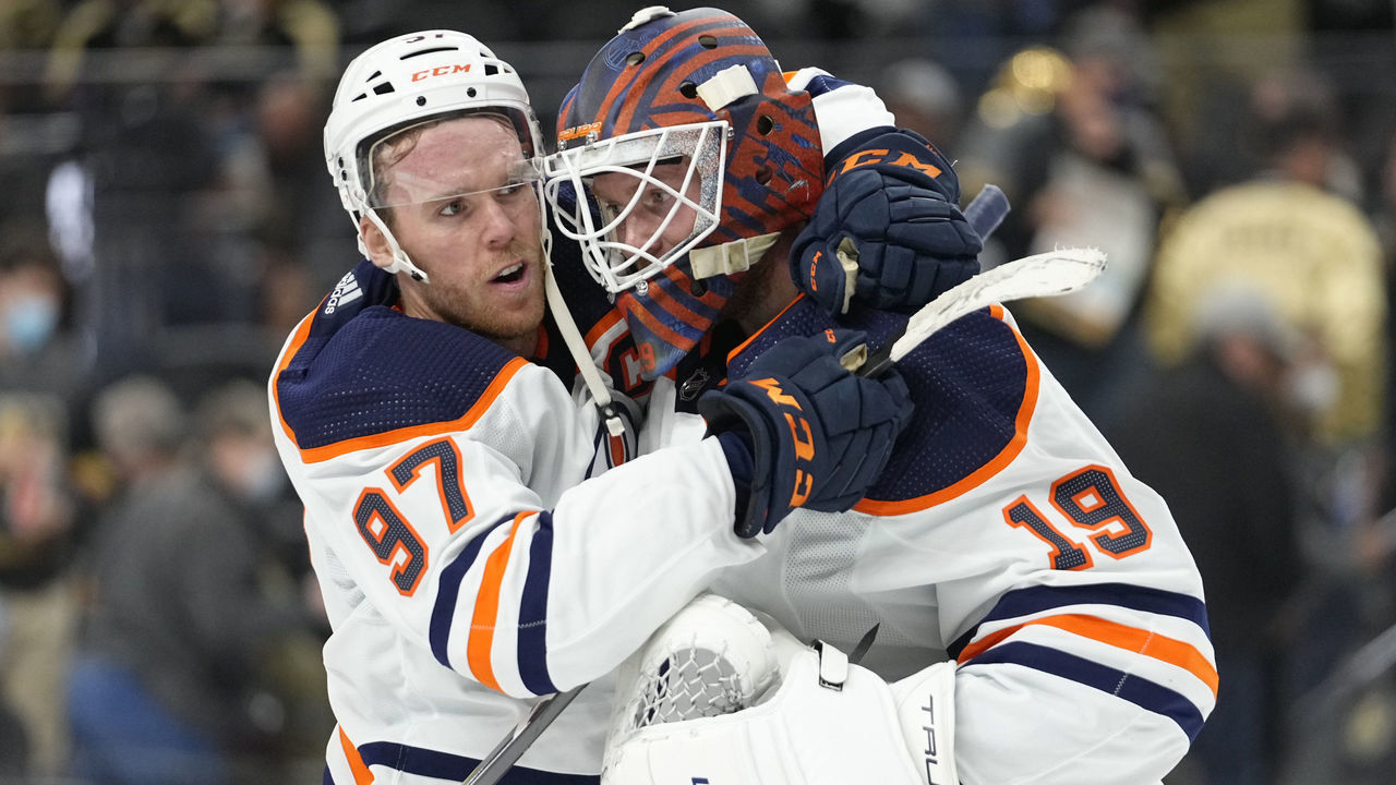 LAS VEGAS, NEVADA - OCTOBER 22: The Edmonton Oilers celebrate after defeating the Vegas Golden Knights at T-Mobile Arena on October 22, 2021 in Las Vegas, Nevada.