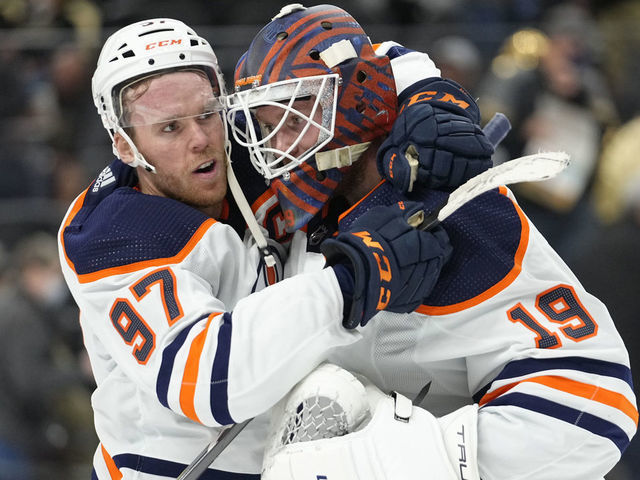 LAS VEGAS, NEVADA - OCTOBER 22: The Edmonton Oilers celebrate after defeating the Vegas Golden Knights at T-Mobile Arena on October 22, 2021 in Las Vegas, Nevada.