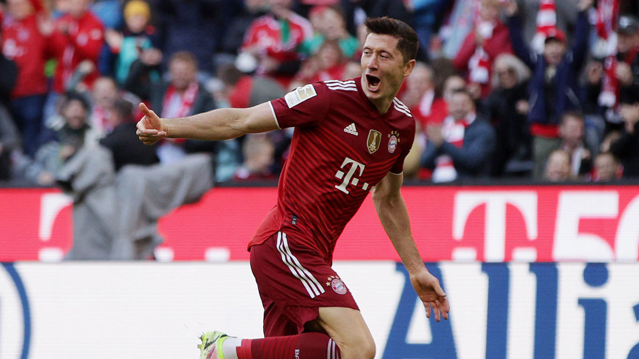 MUNICH, GERMANY - OCTOBER 23: Robert Lewandowski of FC Bayern Muenchen celebrates after scoring their team's second goal during the Bundesliga match between FC Bayern München and TSG Hoffenheim at Allianz Arena on October 23, 2021 in Munich, Germany.