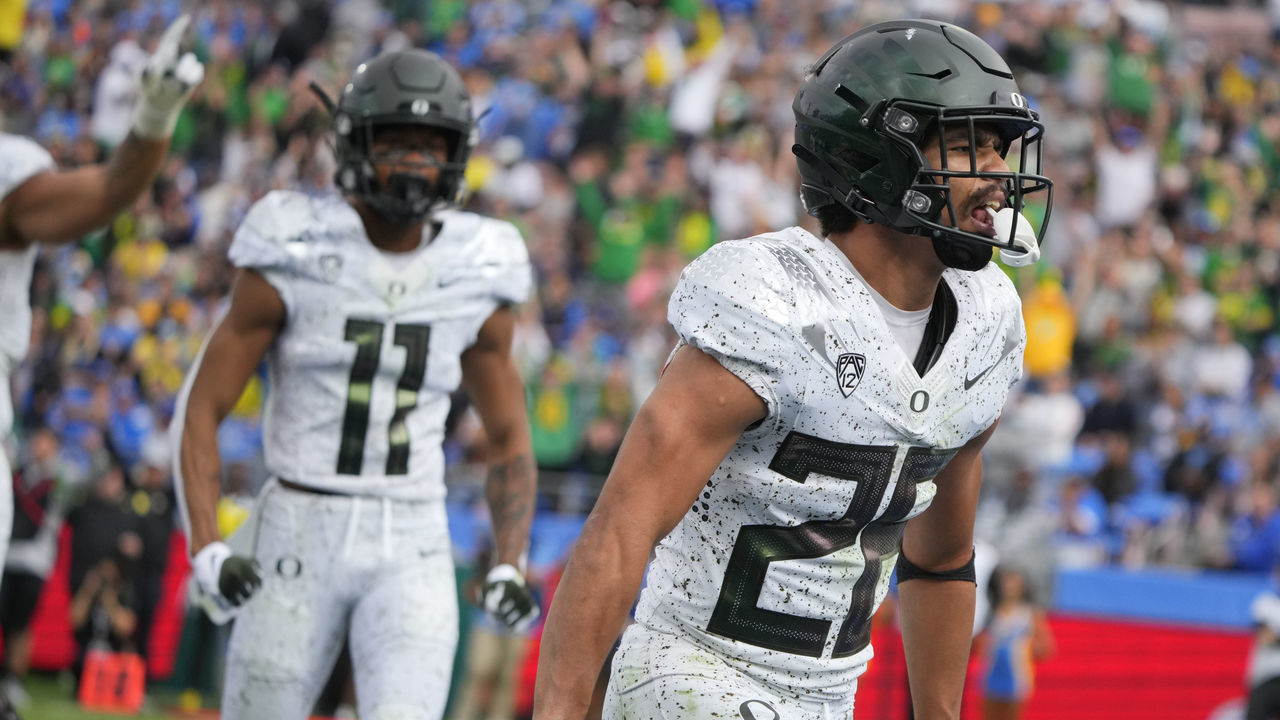 Pasadena, CA - October 23: Running back Travis Dye #26 of the Oregon Ducks runs for a touchdown against the UCLA Bruins in the first half of a NCAA Football game at the Rose Bowl in Pasadena on Saturday, October 23, 2021.