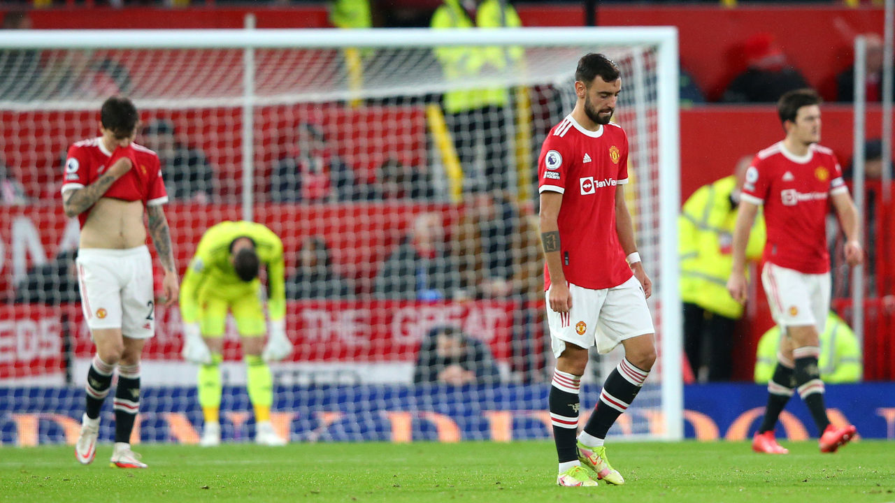 MANCHESTER, ENGLAND - OCTOBER 24: Bruno Fernandes of Manchester United and team mates look dejected after conceding a fifth goal during the Premier League match between Manchester United and Liverpool at Old Trafford on October 24, 2021 in Manchester, England.