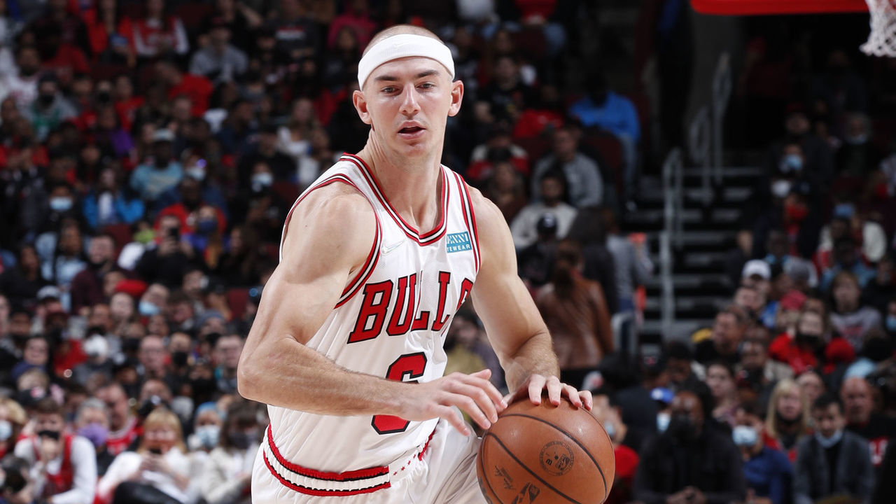 CHICAGO, IL - OCTOBER 23: Alex Caruso #6 of the Chicago Bulls drives in the game against the Detroit Pistons on October 23, 2021 at United Center in Chicago, Illinois. NOTE TO USER: User expressly acknowledges and agrees that, by downloading and or using this photograph, user is consenting to the terms and conditions of Getty Images License Agreement. Mandatory Copyright Notice: Copyright 2021 NBAE