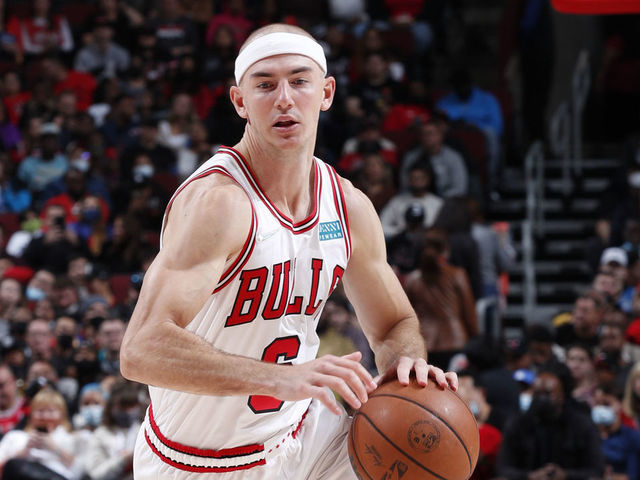 CHICAGO, IL - OCTOBER 23: Alex Caruso #6 of the Chicago Bulls drives in the game against the Detroit Pistons on October 23, 2021 at United Center in Chicago, Illinois. NOTE TO USER: User expressly acknowledges and agrees that, by downloading and or using this photograph, user is consenting to the terms and conditions of Getty Images License Agreement. Mandatory Copyright Notice: Copyright 2021 NBAE