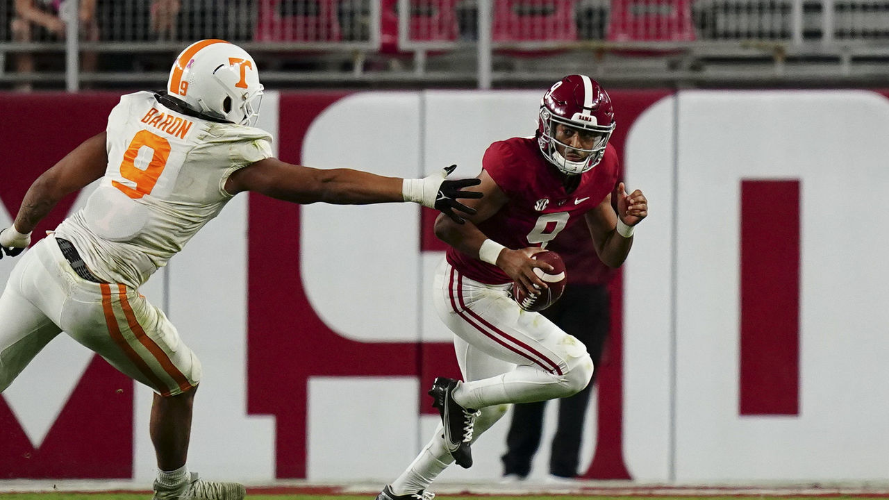 TUSCALOOSA, ALABAMA - OCTOBER 23: Tyler Baron #9 of the Tennessee Volunteers reaches out for Bryce Young #9 of the Alabama Crimson Tide at Bryant Denny Stadium on October 23, 2021 in Tuscaloosa, Alabama