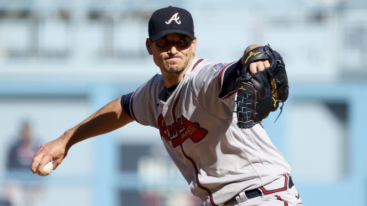 Los Angeles, CA - October 19: Atlanta Braves starting pitcher Charlie Morton delivers a pitch during the second inning in game three in the 2021 National League Championship Series against the Los Angeles Dodgers at Dodger Stadium on Tuesday, Oct. 19, 2021 in Los Angeles, CA. (Robert Gauthier / Los Angeles Times via Getty Images)