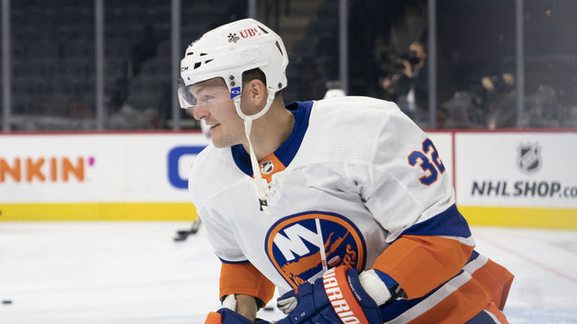 PHILADELPHIA, PA - SEPTEMBER 28: New York Islanders Left Wing Ross Johnston (32) warms up prior to the National Hockey League game between the New York Islanders and the Philadelphia Flyers on September 28, 2021 at the Wells Fargo Center in Philadelphia, PA.