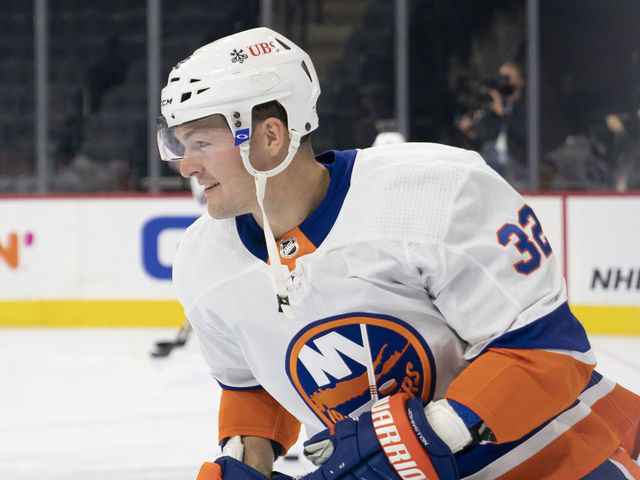 PHILADELPHIA, PA - SEPTEMBER 28: New York Islanders Left Wing Ross Johnston (32) warms up prior to the National Hockey League game between the New York Islanders and the Philadelphia Flyers on September 28, 2021 at the Wells Fargo Center in Philadelphia, PA.