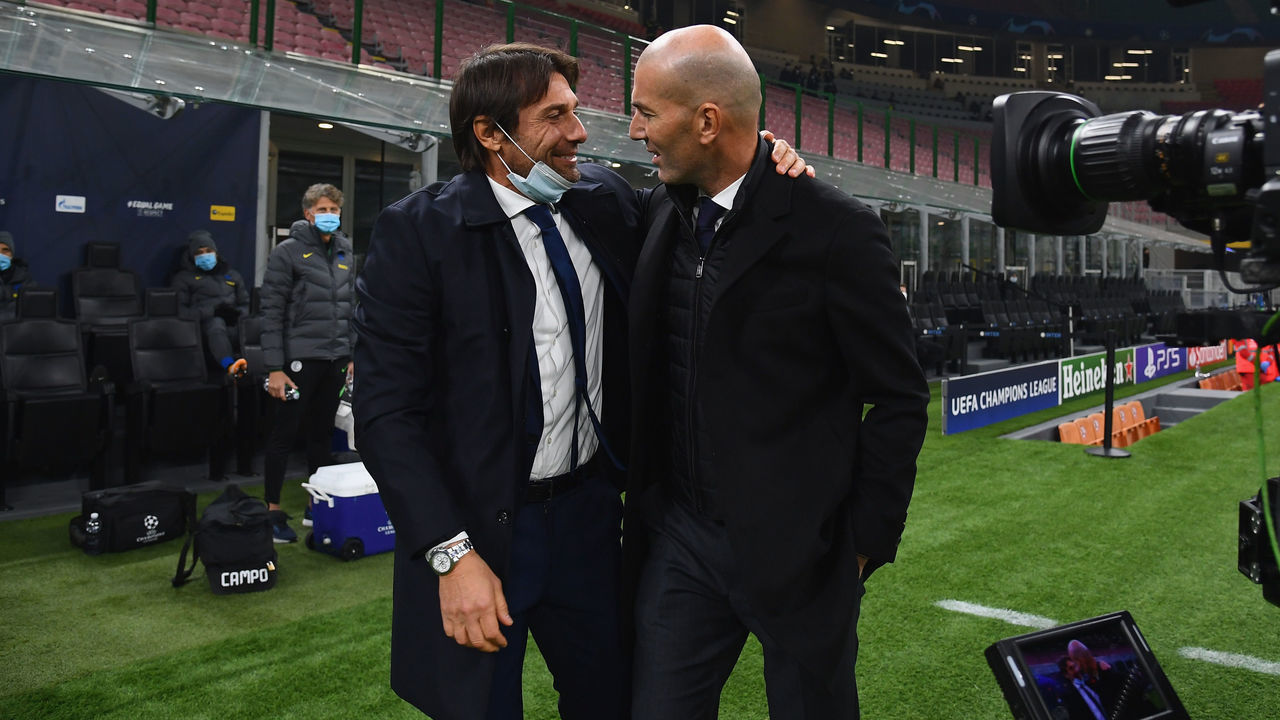 MILAN, ITALY - NOVEMBER 25: Head Coach of FC Internazionale Antonio Conte shakes hands with the head coach of Real Madrid Zinédine Zidane before the UEFA Champions League Group B stage match between FC Internazionale and Real Madrid at Stadio Giuseppe Meazza on November 25, 2020 in Milan, Italy.