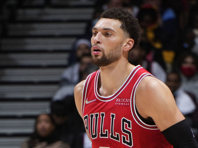 TORONTO, CANADA - OCTOBER 25: Zach LaVine #8 of the Chicago Bulls dribbles the ball during the game against the Toronto Raptors on October 25, 2021 at the Scotiabank Arena in Toronto, Ontario, Canada. Mandatory Copyright Notice: Copyright 2021 NBAE