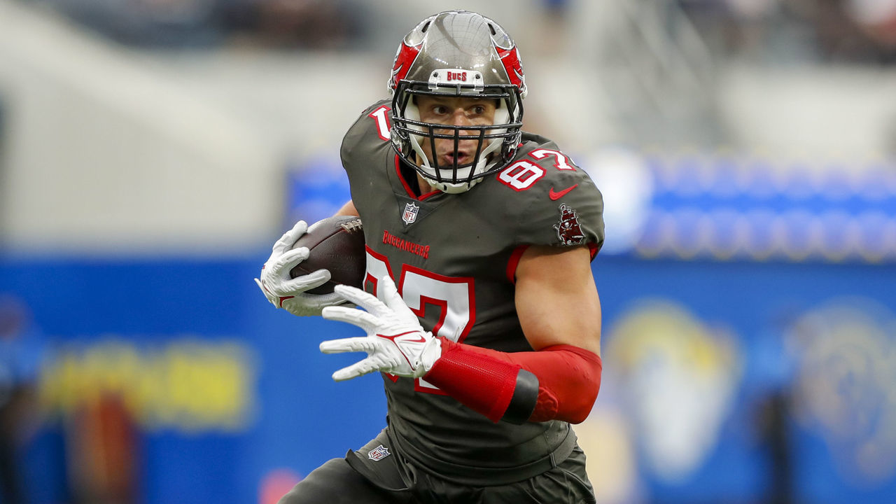 INGLEWOOD, CA - SEPTEMBER 26: Tampa Bay Buccaneers tight end Rob Gronkowski (87) catches the ball for a gain during a game between the Tampa Bay Buccaneers and the Los Angeles Rams at SoFi Stadium on September 26, 2021 in Inglewood, California.