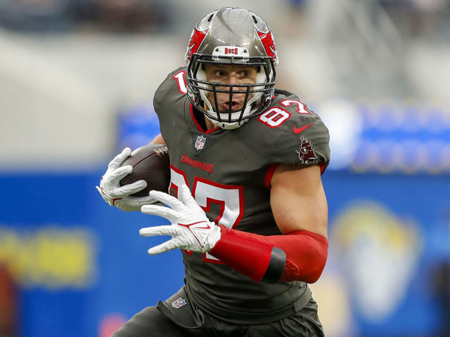 INGLEWOOD, CA - SEPTEMBER 26: Tampa Bay Buccaneers tight end Rob Gronkowski (87) catches the ball for a gain during a game between the Tampa Bay Buccaneers and the Los Angeles Rams at SoFi Stadium on September 26, 2021 in Inglewood, California.